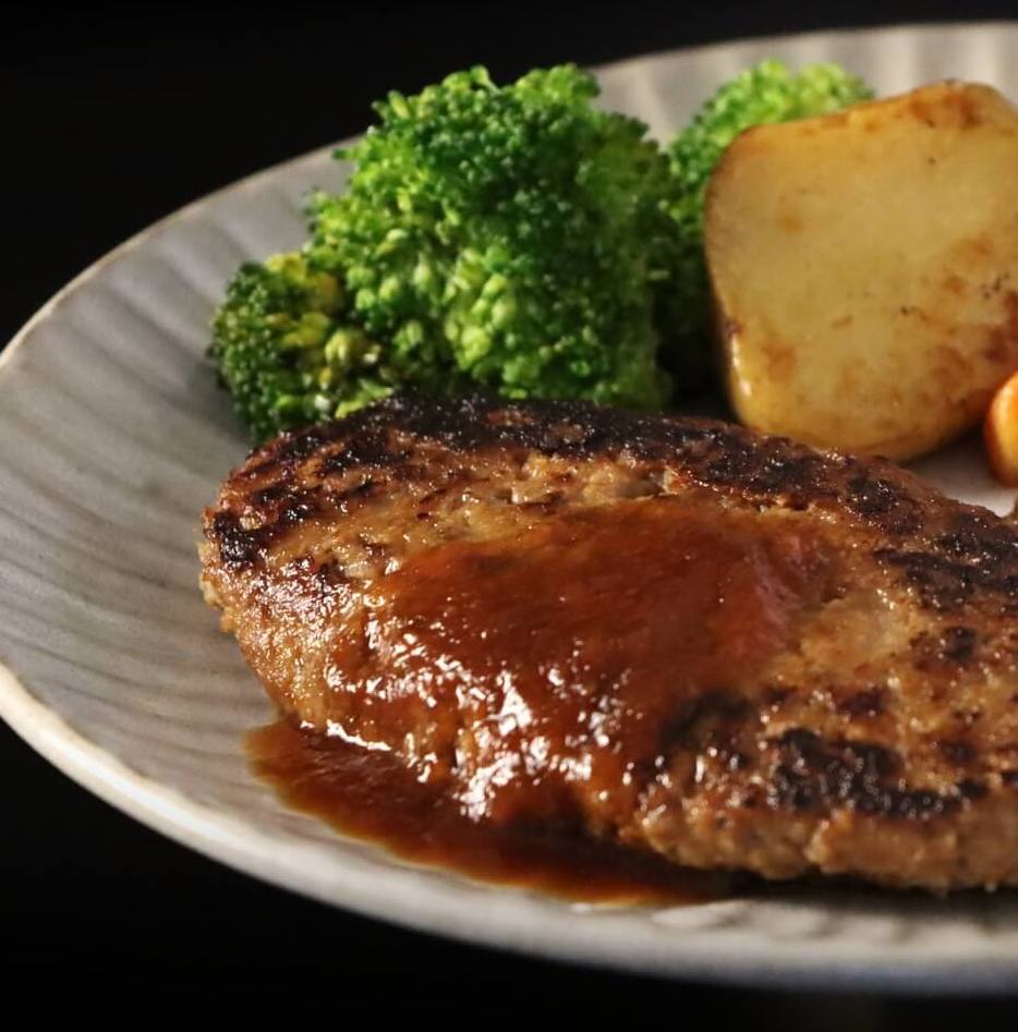 黒毛和牛「白老牛」と北海道産牛肉を使用した牛肉100％のハンバーグ